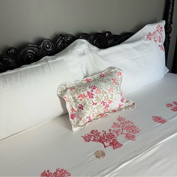 D. Porthault - Embroidered Coral and Shell - King Sheet Set!
100% Cotton - Picture 1 of 13